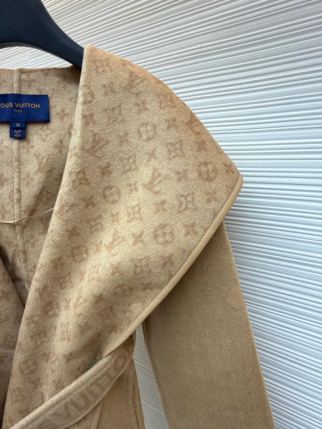 LOUIS VUITTON Wool lace-up wrap hooded coat (short style) ●Item number: 1682300-I45 ●Fabric: wool fabric ●Technology: jacquard production ●Color: khaki ●Version: loose fit ●Weight: about 1320 grams ●Size: 34-36-38-40 ●Description: This presbyopic wool coat is made of double-sided blended wool fabric imported from Italy. The main part is made of high-density matte black wool, which has been pre-shrunk and steam-set to ensure that the fabric is stiff and not easily deformed. The large lapel and belt areas use jacquard weaving technology to present the classic presbyopic pattern as a three-dimensional texture. The pattern is digitally positioned and plated to ensure that the texture is symmetrical and clear. The body of the garment is unlined and double-sided sewn to reduce the weight of the garment while improving skin-friendliness. The cuffs and hem are hand-stitched to reveal exquisite details. The waist is customized with a wide belt of the same fabric, with an adjustable buckle design with invisible stitching, allowing the silhouette to be freely adjusted; the neckline adopts a double-layer composite structure, combined with the fixation process of hand-made arch stitches, to make the large lapels more three-dimensional. Every splicing follows the precision sewing standard of 1cm/8 stitches, perfectly integrating craftsmanship and design aesthetics. The overall wiring is straight and delicate, the fabric is comfortable and soft, and the color is consistent without color difference. It can be matched with the same style to create a fashionable look and control various occasions. Customized accessories, complete with three standards, same style for men and women!